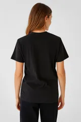 Remera color crema de algodón con cuello redondo y estampado con la frase "In my inner peace era" en letras negras.