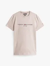 Remera de manga corta color gris claro con logo bordado de Tommy Hilfiger en el pecho. El logo combina letras azul marino y rojas, con la bandera blanca. Corte clásico y cuello redondo.