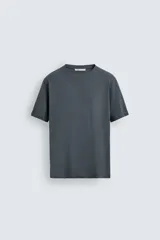 Remera color arena de corte recto, cuello redondo y mangas cortas.