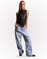 Body negro de cuero sintético con cuello alto y sin mangas.