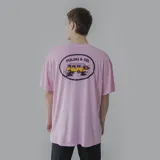 Remera blanca de algodón con estampa en la espalda de una combi amarilla con llamas saliendo del escape, dentro de un óvalo con el texto "Pulau & Co.".