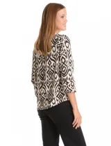 Blusa de seda fría estampada en tonos beige y negro, marca Zac & Rachel. Presenta escote en V, botones decorativos en la parte delantera y mangas 3/4 con tajo.