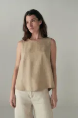 Musculosa color ocre, sin mangas, con escote redondo y corte recto.