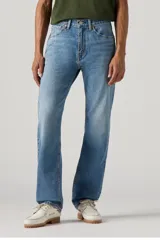 Pantalón de jean celeste, corte recto, tiro medio, con bolsillos delanteros y traseros.