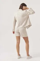 Short de vestir color amarillo mostaza, de corte recto y tiro alto.