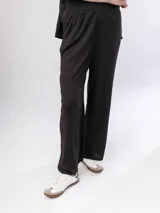 Pantalón negro de punto canalé con corte palazzo.