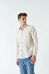 Camisa de viyela color verde militar para hombre, con fit regular, bolsillo delantero y mangas largas.
