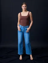 Jean de pierna ancha color celeste, marca Angels of Difference. Pretina con pasadores, botón y cierre. Delantera y trasera con bolsillos.