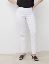 Pantalón blanco de gabardina elastizada marca Zac & Rachel. Tiene pretina ancha con faja interna modeladora, largo de pierna con costura frontal pespunteada y bolsillos ojal simulados en la parte trasera.