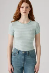 Remera ajustada de punto acanalado color celeste con rayas horizontales blancas y logo bordado en el pecho.