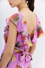 Vestido midi sin mangas de viscosa con jacquard en lurex multicolor. Escote en V con volados tanto en la parte delantera como en la trasera.