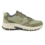 Championes Skechers Hillcrest Rocky Drift color verde oliva, con detalles en marrón y gris. Capellada de malla y cuero sintético, plantilla Skechers Memory Foam™, entresuela amortiguadora y suela de tracción flexible.