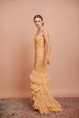 Vestido largo color durazno, entallado, con escote en V, breteles finos, drapeado en el frente y falda con volados.