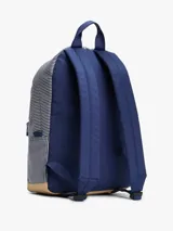 Mochila Tommy Jeans Essential con diseño a rayas verticales azules y blancas, base color beige, asa superior y correas acolchadas ajustables. Cuenta con compartimento principal con cierre de cremallera, bolsillo interior de malla y bolsillo exterior con cremallera.