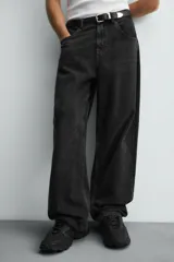 Zapatillas deportivas color crema con cordones, suela gruesa con diseño irregular y detalles en gris.