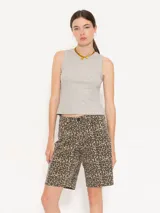 Bermuda de jean con estampado animal print.