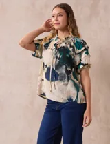 Blusa de gasa estampada, marca Alex & Lili, con cuello fruncido, escote en V y lazo. Manga corta con sobre capa.