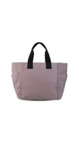 Cartera negra tipo tote bag con diseño capitoneado, doble asa corta y correa larga ajustable. Incluye bolsillos laterales y bolsillo frontal amplio.