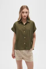 Camisa blanca de algodón con cuello clásico, manga corta con botón y cierre frontal con botones de carey.