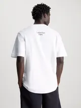 Remera blanca de algodón regenerativo con cuello redondo y corte oversized. Estampado frontal con el monograma de Calvin Klein en 3D.