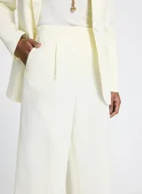 Pantalón de lino color amarillo claro, de corte recto y tiro alto.