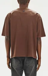 Remerón marrón chocolate de corte extra oversize con hombros caídos, cuello redondo de rib al tono y doble costura.