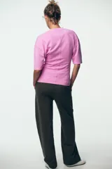 Camiseta rosa entallada de algodón con cuello redondo y mangas cortas.