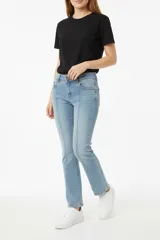 Pantalón jean azul claro, de calce bajo, con bolsillos y corte oxford.