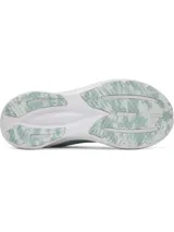 Zapatillas de running Under Armour modelo Assert 11 para mujer, color verde menta pálido con logo y entresuela blanca. Presentan una parte superior de malla transpirable con revestimientos de cuero y amortiguación Charged+®.