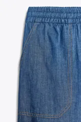 Pantalón jogger azul de lino, tiro alto con cintura elástica ajustable con cordón, bolsillos delanteros y puños elásticos.
