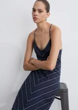 Vestido midi azul marino con rayas verticales blancas, escote en V y tirantes finos.