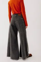 Pantalón jean color borgoña, de corte wide leg y tiro alto.