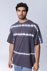 Remera gris oscuro con diseño tie dye de rayas horizontales blancas.