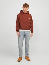 Hoodie color marrón con capucha y manga larga, de corte oversize.