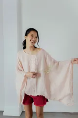 Blusa color rosa pálido de lino con mangas amplias y detalle de costuras en el frente.