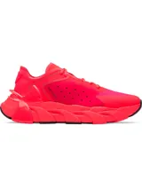 Zapatillas deportivas Under Armour modelo Halo Trainer, color fucsia con detalles en rojo y suela negra. Presentan tecnología HOVR para amortiguación y parte superior SpeedForm sin costuras.