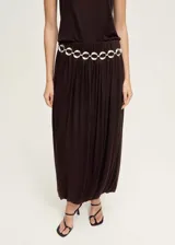 Falda larga marrón con cintura elástica, bajo abullonado y detalle fruncido en la cintura. Confeccionada en tejido mezcla de viscosa y lana.