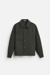 Sobrecamisa verde oscuro de corte cuadrado, con cuello solapa, manga larga con puños abotonados, bolsillos de parche en el pecho y bolsillos laterales en la cadera. Cierre frontal con botones.