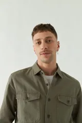 Sobrecamisa color marrón claro de twill de algodón, con cuello clásico, cierre frontal abotonado, dos bolsillos de parche con solapa abotonada en el pecho, mangas largas con puños abotonados y corte regular.