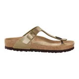 Sandalias Birkenstock modelo Gizeh, color dorado, con tira de dedo y hebilla lateral ajustable.