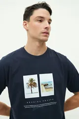 Remera verde agua de manga corta con estampado de dos fotografías en el frente.