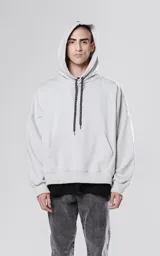 Hoodie corto color gris claro, de corte holgado, con capucha y cordones negros.