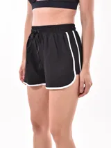 Short lila con detalles en contraste y ajuste elástico en la cintura.