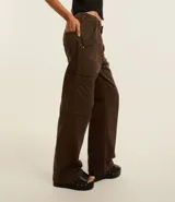 Pantalón cargo de sarga color blanco, con tiro alto, trabillas, cierre tradicional, bolsillos laterales y traseros.