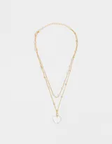 Collar corto dorado de doble cadena, una con perlas y otra con bolitas doradas. Dije de corazón transparente.