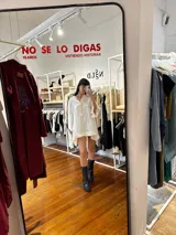 Camisa color beige de lino con escote en V y bordado multicolor.