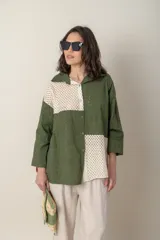 Camisa italiana color beige, de algodón con broderie y apliques calados con lurex, de corte holgado y mangas 3/4.