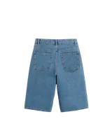 Bermuda de jean celeste, corte ancho y largo a la rodilla.