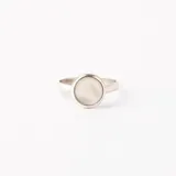 Anillo de plata 925 con engarce circular de nácar.