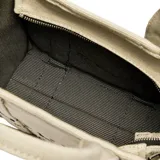 Bolso tote pequeño de lona color arena con estampado del logo "THE TOTE BAG MARC JACOBS" en negro. Tiene doble asa corta, cierre superior con cremallera y correa bandolera extraíble y ajustable.